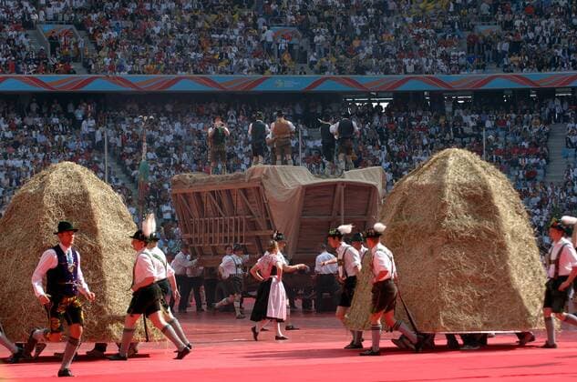 Bayrische Trachtengruppe während der Eröffnungsfeier zur WM 2006 Fußball WM Herren WM 2006, Eröffnungsfeier, Eröffnung, Zeremonie, Feier, Eröffnungszeremonie, Show, Showprogramm Totale München Fußball WM Herren WM 2006, Eröffnungsfeier, Eröffnung, Zeremonie, Feier, Eröffnungszeremonie, Show, Showprogramm Totale München