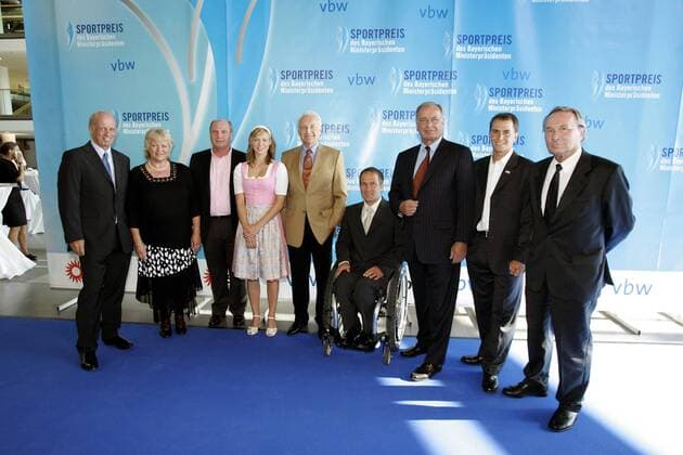 Verleihung des Bayerischen Sportpreises 2006, v.re.: Journalist Ulrich Kaiser, Michael Greis, Randolf Rodenstock (Präsident der Vereinigung der Bayerischen Wirtschaft), Martin Braxenthaler, Bayerns Ministerpräsident Edmund Stoiber (CSU), Amelie Kober ... Behindertensport Herren Bayerischer Sportpreis 2006, Bayrischer, Preisverleihung, Auszeichnung, Ehrung, Modemacher, Designer Gruppe Landespolitik, Snowboard, Fußball, Biathlon München, Politik, Politiker, Landespolitiker Funktionär, Funktionäre, Vereinsführung, Management Behindertensport Herren Bayerischer Sportpreis 2006, Bayrischer, Preisverleihung, Auszeichnung, Ehrung, Modemacher, Designer Gruppe Landespolitik, Snowboard, Fußball, Biathlon München, Politik, Politiker, Landespolitiker Funktionär, Funktionäre, Vereinsführung, Management