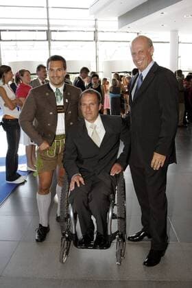 Georg Hackl (li.), Monoskifahrer Martin Braxenthaler (Mitte) und Modedesigner Willy Bogner (alle Deutschland) anlässlich der Verleihung des Bayerischen Sportpreises 2006 Behindertensport Herren Bayerischer Sportpreis 2006, Bayrischer, Preisverleihung, Auszeichnung, Ehrung, Tradition Gruppe Rennschlittensport, Tracht, Trachten, Lederhose München, Schorsch, Kleidung, Outfit, Landestracht Behindertensport Herren Bayerischer Sportpreis 2006, Bayrischer, Preisverleihung, Auszeichnung, Ehrung, Tradition Gruppe Rennschlittensport, Tracht, Trachten, Lederhose München, Schorsch, Kleidung, Outfit, Landestracht