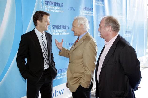 Teammanager Oliver Bierhoff (li.) im Gespräch mit Bayerns Ministerpräsident Edmund Stoiber (CSU, Mitte) und Manager Uli Hoeneß (Bayern alle Deutschland) anlässlich der Verleihung des Bayerischen Sportpreises 2006 Fußball Herren Bayerischer Sportpreis 2006, Bayrischer, Preisverleihung Gruppe München Fußball Herren Bayerischer Sportpreis 2006, Bayrischer, Preisverleihung Gruppe München