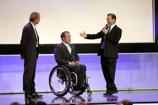 Monoskifahrer Martin Braxenthaler (Mitte) wird in der Kategorie - Jetzt Erst Recht Preis - mit dem Bayerischen Sportpreis 2006 ausgezeichnet, daneben Laudator Markus Wasmeier (li.) und Moderator Gerd Rubenbauer (alle Deutschland) Behindertensport Herren Bayerischer Sportpreis 2006, Bayrischer, Preisverleihung, Ehrung, Auszeichnung monoski, behinderte Gruppe Sportmoderator behindert, Behinderung München Sportlerehrung, Sportlerauszeichnung Behindertensport Herren Bayerischer Sportpreis 2006, Bayrischer, Preisverleihung, Ehrung, Auszeichnung monoski, behinderte Gruppe Sportmoderator behindert, Behinderung München Sportlerehrung, Sportlerauszeichnung