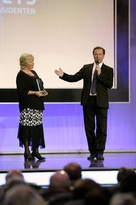 Anna Maria Heinzl wird in der Kategorie - Sportliches Lebenswerk - für ihre sportliche Förderung blinder und sehbehinderter junger Menschen mit dem Bayerischen Sportpreis 2006 ausgezeichnet, re. Moderator Gerd Rubenbauer (beide Deutschland) Behindertensport Damen Bayerischer Sportpreis 2006, Bayrischer, Preisverleihung, Ehrung, Auszeichnung Gruppe München Behindertensport Damen Bayerischer Sportpreis 2006, Bayrischer, Preisverleihung, Ehrung, Auszeichnung Gruppe München