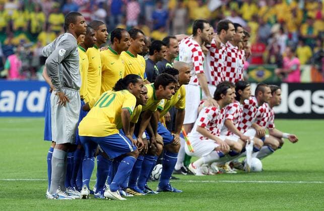 Brasilien (li.) und Kroatien haben für die Mannschaftsbilder Stellung bezogen Fußball WM Herren WM 2006, Länderspiel, Nationalteam, Nationaltrikot, Gruppe F Totale Berlin Fußball WM Herren WM 2006, Länderspiel, Nationalteam, Nationaltrikot, Gruppe F Totale Berlin