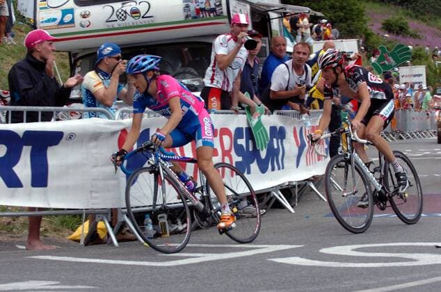 Damiano Cunego (Italien Lampre, li.) und Fränk Schleck (Luxemburg CSC) bilden die Spitzengruppe bei der 15. Etappe der Tour de France 2006 nach L Alpe d Huez - Radsport Herren 93. Tour de France 2006, ProTour, Straßenradsport, Straße, Rad, Gruppe 15. Etappe: Gap - L Alpe d Huez Radsport Herren 93. Tour de France 2006, ProTour, Straßenradsport, Straße, Rad, Gruppe 15. Etappe: Gap - L Alpe d Huez