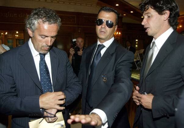 FIGC Vizepräsident Demetrio Albertini (re.) und der neue Nationaltrainer Roberto Donadoni (beide Italien) werden von einem Bogyguard beschützt -  Fußball Herren Nationalteam 2006, Federazione Italiana Giuocco Calcio, Vdig Gruppe Leibwächter, Personenschutz Rom Fußball Herren Nationalteam 2006, Federazione Italiana Giuocco Calcio, Vdig Gruppe Leibwächter, Personenschutz Rom