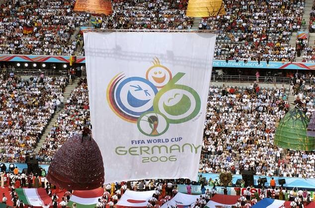 Artistinnen in riesigen Kleidern schweben um das WM Turnierlogo im Rahmen der Eröffnungsfeier herum Fußball WM Herren WM 2006, Feier, Eröffnungsfeier, Zeremonie, Eröffnungszeremonie, o0 Eröffnung Totale Zuschauer, Publikum München Fußball WM Herren WM 2006, Feier, Eröffnungsfeier, Zeremonie, Eröffnungszeremonie, o0 Eröffnung Totale Zuschauer, Publikum München
