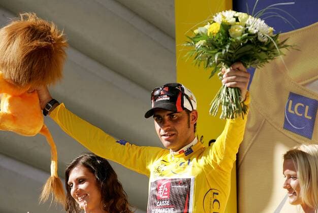Oscar Pereiro Sio (Spanien Caisse d Epargne - Illes Balears) im gelben Trikot bei der Siegerehrung zur 16. Etappe der Tour de France 2006 Radsport Herren 93. Tour de France 2006, ProTour, Straßenradsport, Straße, Rad, d Oisans, Les Sybelles Gruppe 16. Etappe: Bourg dOisans - La Toussuire Freude, Radsport Herren 93. Tour de France 2006, ProTour, Straßenradsport, Straße, Rad, d Oisans, Les Sybelles Gruppe 16. Etappe: Bourg dOisans - La Toussuire Freude,