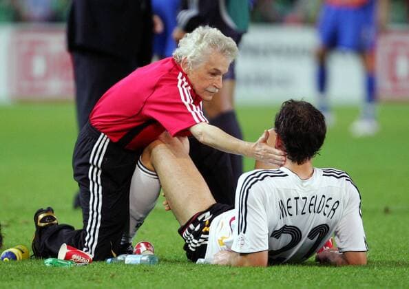 Physiotherapeut Adolf Katzenmeier tröstet den enttäuschten Christoph Metzelder (beide Deutschland) Fußball WM Herren WM 2006, Länderspiel, Nationalteam, Halbfinale, Nationaltrikot, Deutschland Gruppe Dortmund Enttäuschung, Fußball WM Herren WM 2006, Länderspiel, Nationalteam, Halbfinale, Nationaltrikot, Deutschland Gruppe Dortmund Enttäuschung,