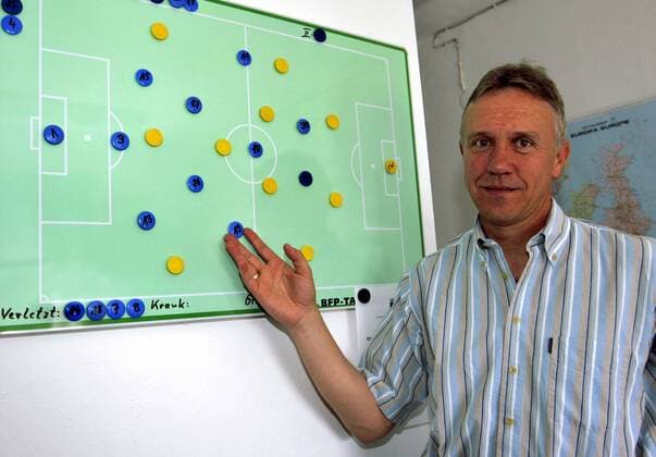Trainer Rainer Hörgl (Augsburg) erklärt seine Aufstellung Fußball Herren Regionalliga Süd 2005 2006, 3. Liga, FC Augsburg, Vereinsstory Fotostory Einzelbild Augsburg Fußball Herren Regionalliga Süd 2005 2006, 3. Liga, FC Augsburg, Vereinsstory Fotostory Einzelbild Augsburg