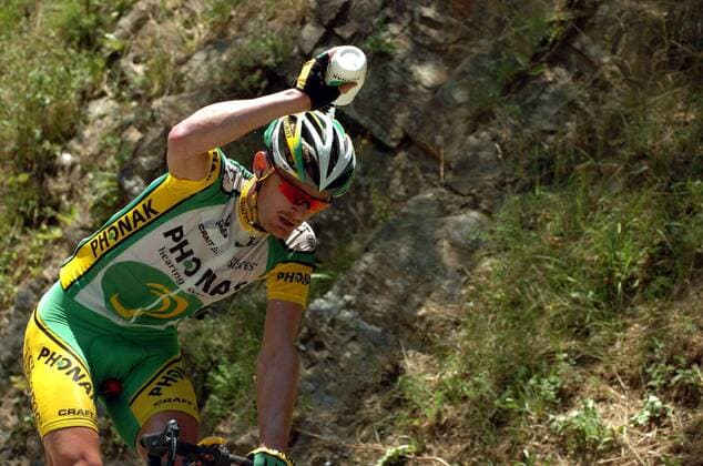 Floyd Landis (USA Phonak) erfrischt sich -  Radsport Herren 93. Tour de France 2006, ProTour, Straßenradsport, Straße, Rad Einzelbild 17. Etappe: Saint Jean de Maurienne - Morzine Erschöpfung, Radsport Herren 93. Tour de France 2006, ProTour, Straßenradsport, Straße, Rad Einzelbild 17. Etappe: Saint Jean de Maurienne - Morzine Erschöpfung,