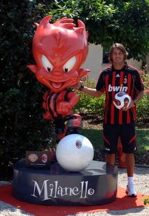 Paolo Maldini (AC Mailand) im neuen Adidas Trikot der Saison 2006 2007 neben dem Maskottchen Milanello - Fußball Herren Serie A 2006 2007, 1. Italienische Liga, AC Mailand, Vorstellung, Präsentation, Pressetermin, Milan Gruppe Mailand Fußball Herren Serie A 2006 2007, 1. Italienische Liga, AC Mailand, Vorstellung, Präsentation, Pressetermin, Milan Gruppe Mailand