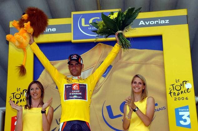 Oscar Pereiro Sio (Spanien Caisse d Epargne - Illes Balears) im gelben Trikot bei der Siegerehrung zur 17. Etappe der Tour de France 2006 -  Radsport Herren 93. Tour de France 2006, ProTour, Straßenradsport, Straße, Rad Einzelbild 17. Etappe: Saint Jean de Maurienne - Morzine Radsport Herren 93. Tour de France 2006, ProTour, Straßenradsport, Straße, Rad Einzelbild 17. Etappe: Saint Jean de Maurienne - Morzine