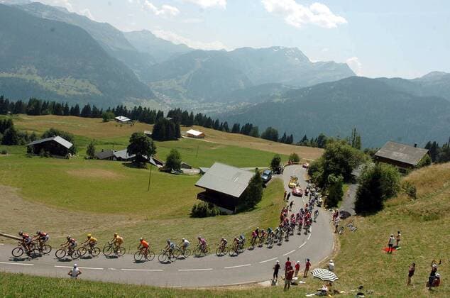 Das Teilnehmerfeld schlängelt sich auf der 17. Etappe der Tour de France 2006 durch die Alpen -  Radsport Herren Tour de France 2006, ProTour, Straße, Rad, Straßenradsport Totale 17. Etappe: Saint Jean de Maurienne - Morzine Radsport Herren Tour de France 2006, ProTour, Straße, Rad, Straßenradsport Totale 17. Etappe: Saint Jean de Maurienne - Morzine