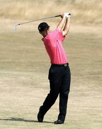 Yasuharu Imano (Japan) schaut seinem Schlag vom Fairway hinterher -  (LON2006072024) Golf Herren British Open Championship 2006, PGA Tour Einzelbild Hoylake Liverpool Golf Herren British Open Championship 2006, PGA Tour Einzelbild Hoylake Liverpool