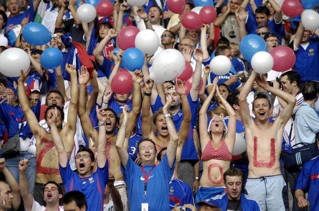 Französische Fans feuern ihr Team mit Luftballons in den Landesfarben an Fußball WM Herren WM 2006, Länderspiel, Nationalteam, Finale, Endspiel, Frankreich, Ballon, Ballons, Luftballon, Vdig Gruppe halbnackt, Oberkörper frei, freier, Berlin Fußball WM Herren WM 2006, Länderspiel, Nationalteam, Finale, Endspiel, Frankreich, Ballon, Ballons, Luftballon, Vdig Gruppe halbnackt, Oberkörper frei, freier, Berlin