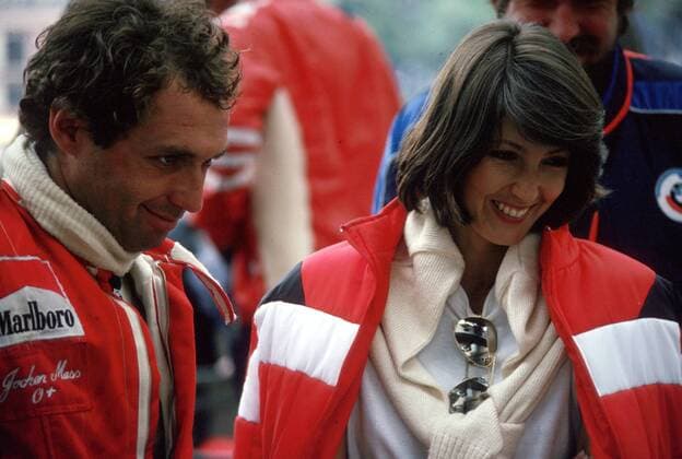 Motorsport, Formel 1, Ehefrauen der Ikonen - Archivbilder Jochen Mass (Deutschland McLaren Ford) mit Freundin Esther Dorothea Motorsport Grand Prix Herren Großer Preis von Monaco 1977, Formel 1 Weltmeisterschaft, F1, F, GP, WM Gruppe Monte Carlo Motorsport Grand Prix Herren Großer Preis von Monaco 1977, Formel 1 Weltmeisterschaft, F1, F, GP, WM Gruppe Monte Carlo