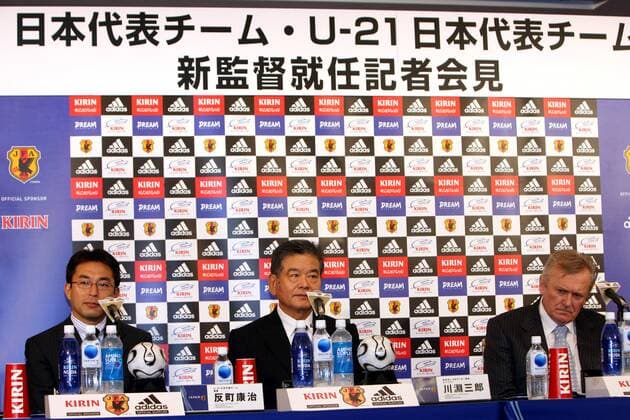 Der neue Nationaltrainer Ivica Osim (re.), Saburo Kawabuchi (Mitte, Präsident japanischer Fußballverband JFA) und Yasuharu Sorimachi (alle Japan, U23 Trainer) während der Pressekonferenz - (aflo1035) Fußball Herren Nationalteam 2006, PK, Pressetermin, Vorstellung, Präsentation neu, neuer, Trainierwechsel Gruppe Sportartikelhersteller, Sportartikel, Brauerei Tokio, Wirtschaft, Nahrungs und Genussmittel Kirin Sponsor, Sponsoring, Werbepartner, Werbung, Fußball Herren Nationalteam 2006, PK, Pressetermin, Vorstellung, Präsentation neu, neuer, Trainierwechsel Gruppe Sportartikelhersteller, Sportartikel, Brauerei Tokio, Wirtschaft, Nahrungs und Genussmittel Kirin Sponsor, Sponsoring, Werbepartner, Werbung,