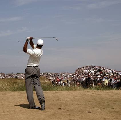 Eldrick Tiger Woods (USA) schaut gemeinsam mit Hunderten von Golffans seinem Schlag hinterher -  (LON2006072111) Golf Herren 135. British Open Championship 2006, PGA Tour Totale Hoylake Liverpool Masse Golf Herren 135. British Open Championship 2006, PGA Tour Totale Hoylake Liverpool Masse