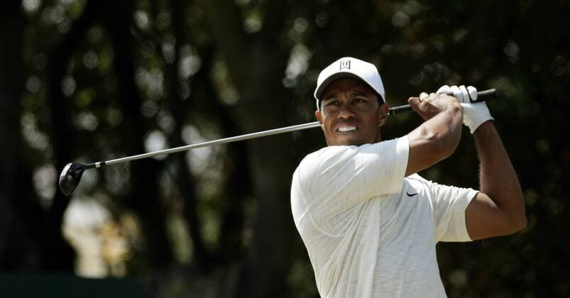 Eldrick Tiger Woods (USA) schaut skeptisch seinem Abschlag hinterher -  (LON2006072115) Golf Herren 135. British Open Championship 2006, PGA Tour Einzelbild Hoylake Liverpool Skepsis, Golf Herren 135. British Open Championship 2006, PGA Tour Einzelbild Hoylake Liverpool Skepsis,