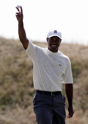 Eldrick Tiger Woods (USA) zeigt jubelnd den Ball -  (LON2006072113) Golf Herren 135. British Open Championship 2006, PGA Tour Einzelbild Hoylake Liverpool Freude, Golf Herren 135. British Open Championship 2006, PGA Tour Einzelbild Hoylake Liverpool Freude,