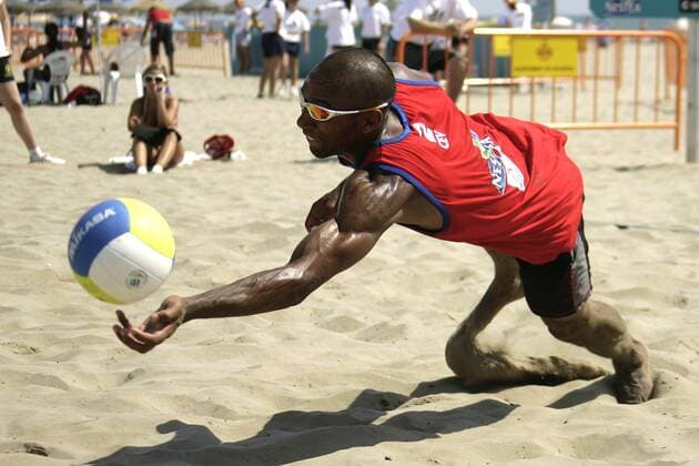 Imornefe Bowes (Großbritannien) - Ballannahme Beachvolleyball Herren Spanish Masters 2006, Nestea European Championship Tour, Beach Einzelbild Valencia Dynamik, Beachvolleyball Herren Spanish Masters 2006, Nestea European Championship Tour, Beach Einzelbild Valencia Dynamik,