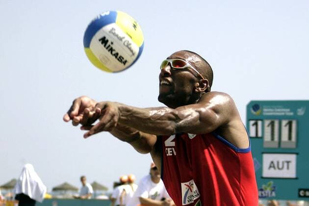 Imornefe Bowes (Großbritannien) - Ballannahme Beachvolleyball Herren Spanish Masters 2006, Nestea European Championship Tour, Beach Einzelbild Valencia Dynamik, Beachvolleyball Herren Spanish Masters 2006, Nestea European Championship Tour, Beach Einzelbild Valencia Dynamik,