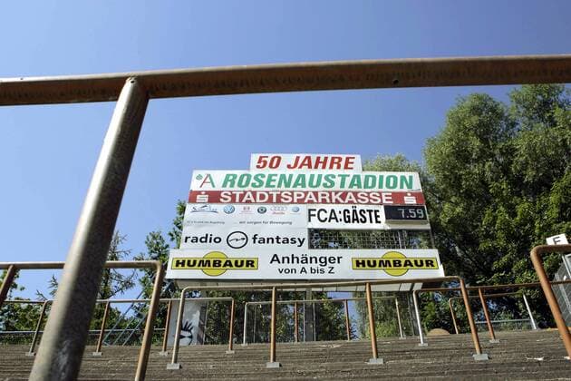 Fußball, Stadiongeschichte FC Augsburg Anzeigetafel des Rosenaustadions, Heimspielstätte des FC Augsburg Fußball 2. BL Herren Saison 2006 2007, FC Augsburg, Vereinsstory, Fotostory, Stadionstory Einzelbild Rosenaustadion, Lokalsponsoren, Regionalsponsoren Augsburg Fußball 2. BL Herren Saison 2006 2007, FC Augsburg, Vereinsstory, Fotostory, Stadionstory Einzelbild Rosenaustadion, Lokalsponsoren, Regionalsponsoren Augsburg