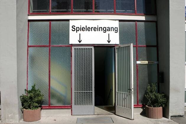 Fußball, Stadiongeschichte FC Augsburg Spielereingang des Augsburger Rosenaustadions, der Heimspielstätte des FC Augsburg Fußball 2. BL Herren Saison 2006 2007, FC Augsburg, Vereinsstory, Fotostory, Stadionstory Einzelbild Rosenaustadion Augsburg Fußball 2. BL Herren Saison 2006 2007, FC Augsburg, Vereinsstory, Fotostory, Stadionstory Einzelbild Rosenaustadion Augsburg