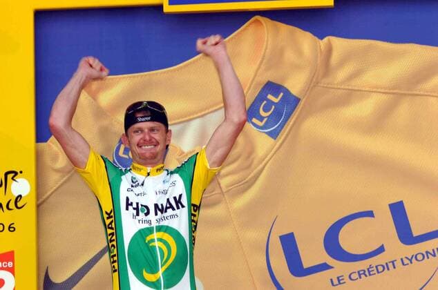 Floyd Landis (USA Phonak) erhält das gelbe Trikot bei der Siegerehrung zur 19. Etappe der Tour de France 2006 -  Radsport Herren 93. Tour de France, ProTour, Straßenradsport, Straße, Rad, Zeitfahren, Einzelzeitfahren Einzelbild 2006 19. Etappe: Le Creusot - Montceau les Mines Freude, Begeisterung, Radsport Herren 93. Tour de France, ProTour, Straßenradsport, Straße, Rad, Zeitfahren, Einzelzeitfahren Einzelbild 2006 19. Etappe: Le Creusot - Montceau les Mines Freude, Begeisterung,