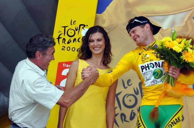 Floyd Landis (USA Phonak) im gelben Trikot bei der Siegerehrung zur 19. Etappe der Tour de France 2006 - wird von Radsportlegende Eddy Merckx (Belgien) beglückwünscht -  Radsport Herren 93. Tour de France, ProTour, Straßenradsport, Straße, Rad, Zeitfahren, Einzelzeitfahren Gruppe 2006 19. Etappe: Le Creusot - Montceau les Mines Freude, Radsport Herren 93. Tour de France, ProTour, Straßenradsport, Straße, Rad, Zeitfahren, Einzelzeitfahren Gruppe 2006 19. Etappe: Le Creusot - Montceau les Mines Freude,