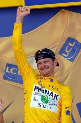 Floyd Landis (USA Phonak) im gelben Trikot bei der Siegerehrung zur 19. Etappe der Tour de France 2006 -  Radsport Herren 93. Tour de France, ProTour, Straßenradsport, Straße, Rad, Zeitfahren, Einzelzeitfahren Einzelbild 2006 19. Etappe: Le Creusot - Montceau les Mines Freude, Radsport Herren 93. Tour de France, ProTour, Straßenradsport, Straße, Rad, Zeitfahren, Einzelzeitfahren Einzelbild 2006 19. Etappe: Le Creusot - Montceau les Mines Freude,