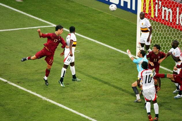 Cristiano Ronaldo (Portugal, li.) gegen Mateus (2.v.li.) und den orientierungslosen Torwart Joao Ricardo (beide Angola) - (pan14546) Fußball WM Herren WM 2006, Länderspiel, Nationalteam, Nationaltrikot, Gruppe D Totale Köln Dynamik, Fußball WM Herren WM 2006, Länderspiel, Nationalteam, Nationaltrikot, Gruppe D Totale Köln Dynamik,
