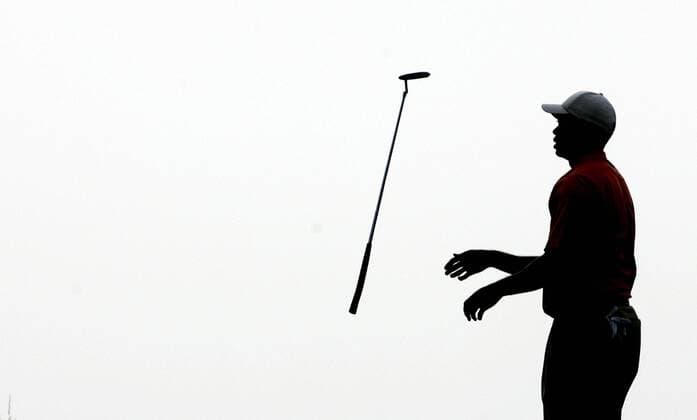 Eldrick Tiger Woods (USA) wirft seinen Putter weg -  (LON2006072229) Golf Herren British Open Championship 2006, PGA Tour, Einzelbild Hoylake Enttäuschung, Golf Herren British Open Championship 2006, PGA Tour, Einzelbild Hoylake Enttäuschung,