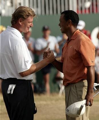 Eldrick Tiger Woods (USA, re.) und Ernie Els (Südafrika) - Shakehands -  (LON2006072218) Golf Herren British Open Championship 2006, PGA Tour, Gruppe Hoylake Harmonie, Freude, Golf Herren British Open Championship 2006, PGA Tour, Gruppe Hoylake Harmonie, Freude,