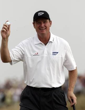 Ernie Els (Südafrika) präsentiert seinen Ball nach erfolgreichem Put -  (LON2006072216) Golf Herren British Open Championship 2006, PGA Tour, Einzelbild Hoylake Freude, Golf Herren British Open Championship 2006, PGA Tour, Einzelbild Hoylake Freude,