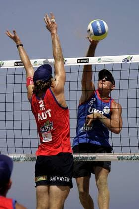 Oleg Nikolayev (Ukraine, re.) - Schmetterball gegen Peter Gartmayer (Österreich) Beachvolleyball Herren Spanish Masters 2006, Nestea European Championship Tour, Beach Gruppe Valencia Beachvolleyball Herren Spanish Masters 2006, Nestea European Championship Tour, Beach Gruppe Valencia