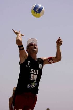 Martin Laciga (Schweiz) - Aufschlag Beachvolleyball Herren Spanish Masters 2006, Nestea European Championship Tour, Beach Einzelbild Valencia Beachvolleyball Herren Spanish Masters 2006, Nestea European Championship Tour, Beach Einzelbild Valencia