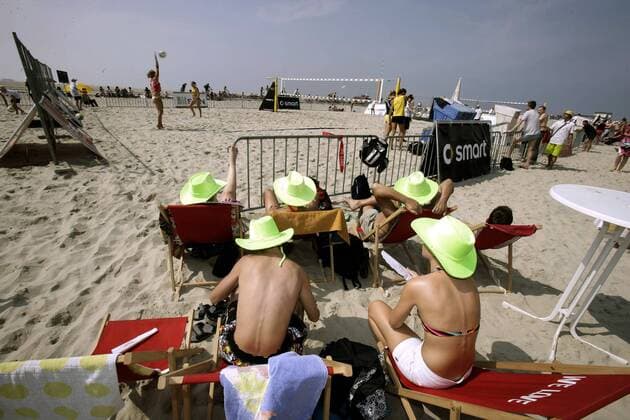 Beachvolleyballfans machen es sich auf Liegestühlen gemütlich Beachvolleyball Damen Smart Beach Tour 2006, Beach Totale St. Peter Ording Beachvolleyball Damen Smart Beach Tour 2006, Beach Totale St. Peter Ording
