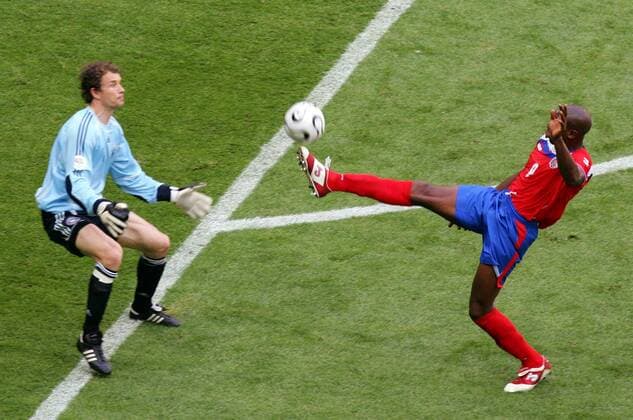 Paulo Wanchope (Costa Rica, re.) mit einem Heber gegen Torwart Jens Lehmann (Deutschland) -  (pan14499) Fußball WM Herren WM 2006, Länderspiel, Nationalteam, Nationaltrikot, Gruppe A, Eröffnungsspiel Gruppe München Dynamik, Fußball WM Herren WM 2006, Länderspiel, Nationalteam, Nationaltrikot, Gruppe A, Eröffnungsspiel Gruppe München Dynamik,  