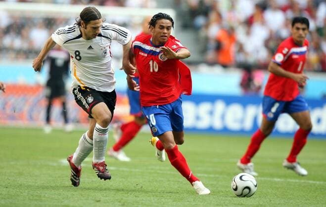 Walter Centeno (Costa Rica, re.) gegen Torsten Frings (Deutschland) -  (pan14500) Fußball WM Herren WM 2006, Länderspiel, Nationalteam, Nationaltrikot, Gruppe A, Eröffnungsspiel Gruppe München Dynamik, Fußball WM Herren WM 2006, Länderspiel, Nationalteam, Nationaltrikot, Gruppe A, Eröffnungsspiel Gruppe München Dynamik,  