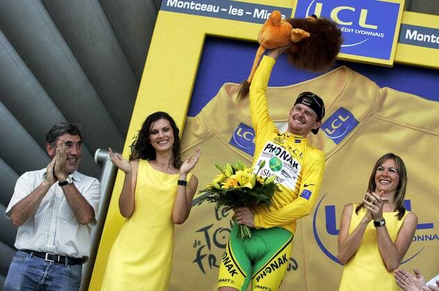 Floyd Landis (USA Phonak) im gelben Trikot bei der Siegerehrung zur 19. Etappe der Tour de France 2006, li. Radsportlegende Eddy Merckx (Belgien) -  Radsport Herren 93. Tour de France 2006, ProTour, Straßenradsport, Straße, Rad, Zeitfahren, Einzelzeitfahren Gruppe 19. Etappe: Le Creusot - Montceau les Mines Freude, Radsport Herren 93. Tour de France 2006, ProTour, Straßenradsport, Straße, Rad, Zeitfahren, Einzelzeitfahren Gruppe 19. Etappe: Le Creusot - Montceau les Mines Freude,