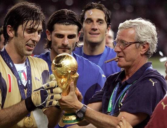 Italien ist Weltmeister 2006 - Torwart Gianluigi Buffon (li.) und Nationaltrainer Marcello Lippi betrachten die Trophäe, dahinter: Vincenzo Iaquinta (li.) und Luca Toni - Fußball Herren WM 2006, Länderspiel, Nationalteam, Finale, Endspiel, Nationaltrikot Gruppe Berlin Fußball Herren WM 2006, Länderspiel, Nationalteam, Finale, Endspiel, Nationaltrikot Gruppe Berlin