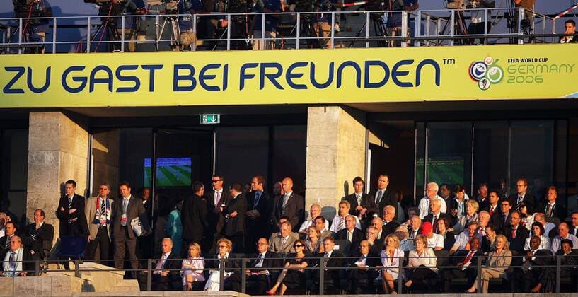 Zu Gast bei Freunden - die Gäste der Ehrentribüne unterstreichen dieses Motto, u.a. Bundeskanzlerin Angela Merkel (Deutschland CDU, 5.v.re.), UNO Generalsekretär Kofi Annan (Ghana, 3.v.re.), OK Präsident Franz Beckenbauer (li.), Staatspräsident Horst... Fußball WM Herren WM 2006, Länderspiel, Nationalteam, Finale, Endspiel, UN, Vereinte Nationen, United Nations, Totale Bundespolitik, Bundespolitiker, Bundespolitikerin Berlin, Politikerin, Bundesregierung Fußball WM Herren WM 2006, Länderspiel, Nationalteam, Finale, Endspiel, UN, Vereinte Nationen, United Nations, Totale Bundespolitik, Bundespolitiker, Bundespolitikerin Berlin, Politikerin, Bundesregierung
