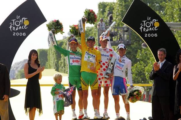 Die Trikotgewinner der Tour de France 2006 v.li.: Robbie McEwen (Australien Davitamon Lotto), Gesamtsieger Floyd Landis (USA Phonak), Mickael Rasmussen (Dänemark Rabobank), Damiano Cunego (Italien Lampre) -  (pan15266) Radsport Herren 93. Tour de France 2006, ProTour, Straßenradsport, Straße, Rad, Gruppe Paris Champs Elysees, Elysee Freude, Radsport Herren 93. Tour de France 2006, ProTour, Straßenradsport, Straße, Rad, Gruppe Paris Champs Elysees, Elysee Freude,  