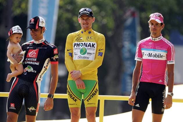 Siegerehrung Tour de France 2006: Gesamtsieger Floyd Landis (USA Phonak) zwischen dem zweiten Oscar Pereiro Sio (Spanien Caisse d Epargne - Illes Balears, li.) mit Baby und Andreas Klöden (Deutschland T Mobile) -  (pan15266) Radsport Herren 93. Tour de France 2006, ProTour, Straßenradsport, Straße, Rad, Gruppe Paris Champs Elysees, Elysee Radsport Herren 93. Tour de France 2006, ProTour, Straßenradsport, Straße, Rad, Gruppe Paris Champs Elysees, Elysee  