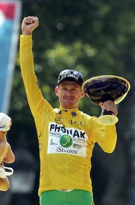 Siegerehrung Tour de France 2006: Gesamtsieger Floyd Landis (USA Phonak) präsentiert stolz die Trophäe -  (pan15266) Radsport Herren 93. Tour de France 2006, ProTour, Straßenradsport, Straße, Rad, Einzelbild Paris Champs Elysees, Elysee Freude, Radsport Herren 93. Tour de France 2006, ProTour, Straßenradsport, Straße, Rad, Einzelbild Paris Champs Elysees, Elysee Freude,  