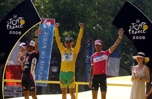 Siegerehrung Tour de France 2006: Gesamtsieger Floyd Landis (USA Phonak) zwischen dem zweiten Oscar Pereiro Sio (Spanien Caisse d Epargne - Illes Balears) mit Baby und Andreas Klöden (Deutschland T Mobile) -  (pan15266) Radsport Herren 93. Tour de France 2006, ProTour, Straßenradsport, Straße, Rad, Gruppe Paris Champs Elysees, Elysee Freude, Radsport Herren 93. Tour de France 2006, ProTour, Straßenradsport, Straße, Rad, Gruppe Paris Champs Elysees, Elysee Freude,  