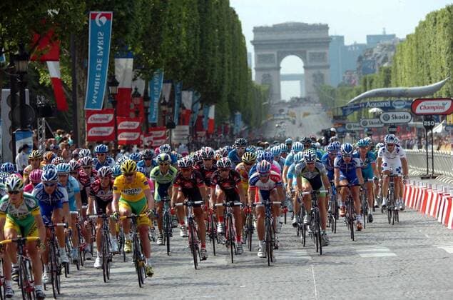 Das Peloton dem Champs Elysees - die Zielgerade der Tour de France 2006 mit dem Triumphbogen am Horizont ist erreicht -  Radsport Herren 93. Tour de France 2006, ProTour, Straßenradsport, Straße, Rad, Totale 20.Etappe: Sceaux Antony - Paris Radsport Herren 93. Tour de France 2006, ProTour, Straßenradsport, Straße, Rad, Totale 20.Etappe: Sceaux Antony - Paris