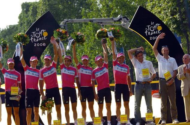 T Mobile gewinnt die Mannschaftswertung der Tour de France 2006 v.li.: Andreas Klöden, Michael Rogers, Eddy Mazzoleni, Giuseppe Guerini, Patrik Sinkewitz, Matthias Kessler, Serhiy Honchar, Valerio Piva, Mario Kummer -  Radsport Herren 93. Tour de France 2006, ProTour, Straßenradsport, Straße, Rad, Totale Paris Champs Elysees Freude, Radsport Herren 93. Tour de France 2006, ProTour, Straßenradsport, Straße, Rad, Totale Paris Champs Elysees Freude,