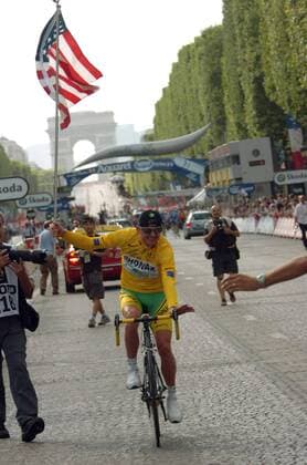Floyd Landis (USA Phonak) - Gesamtsieger der Tour de France 2006 mit der amerikanischen Nationalfahne auf dem Champs Elysees -  Radsport Herren 93. Tour de France 2006, ProTour, Straßenradsport, Straße, Rad, Einzelbild Paris Champs Elysees Freude, Radsport Herren 93. Tour de France 2006, ProTour, Straßenradsport, Straße, Rad, Einzelbild Paris Champs Elysees Freude,